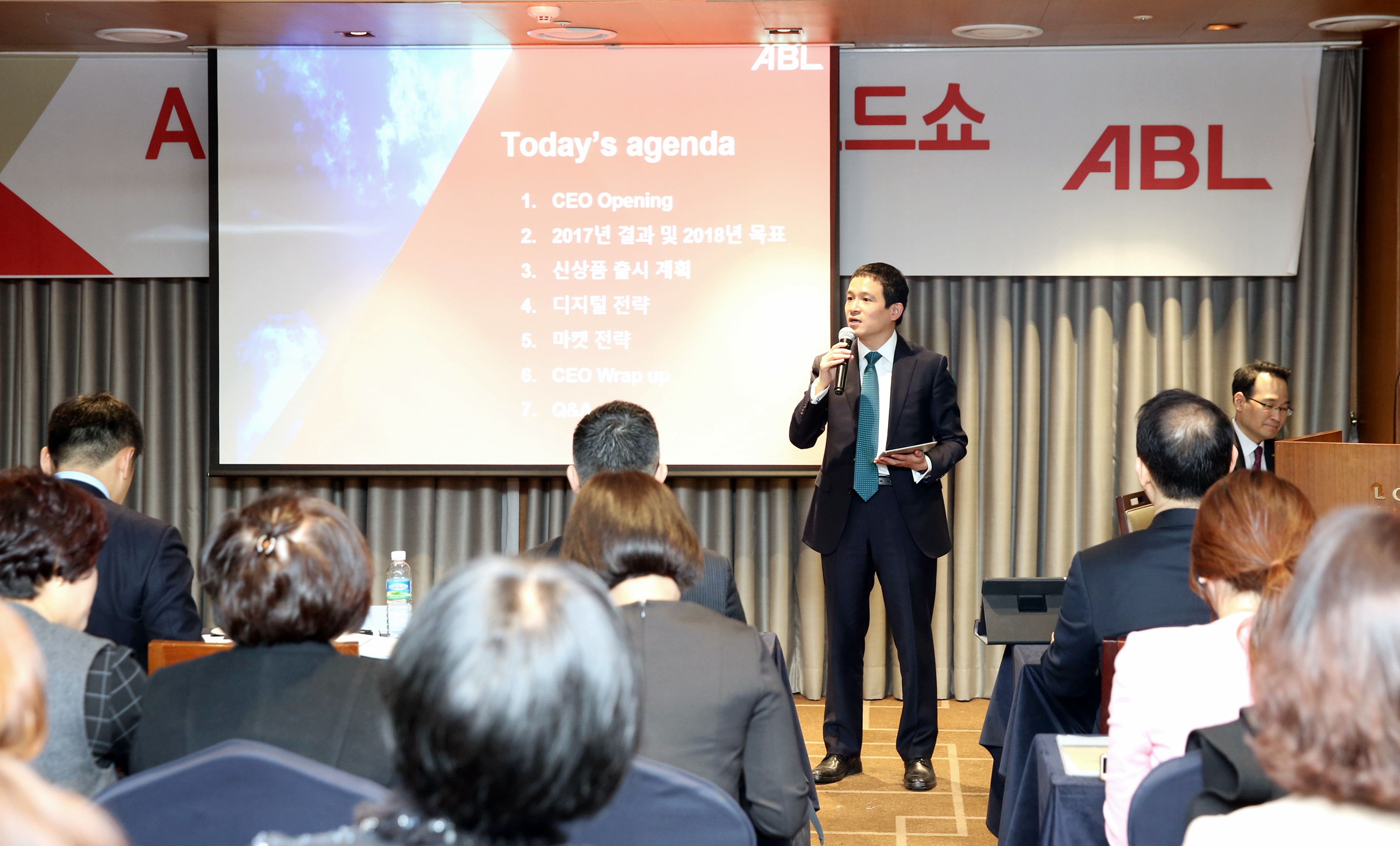 21일 울산 롯데시티호텔에서 열린 ‘ABL 영업현장 로드쇼’에서 순레이 ABL생명 사장이 울산지역 설계사들 앞에서 발표를 하고있는 사진